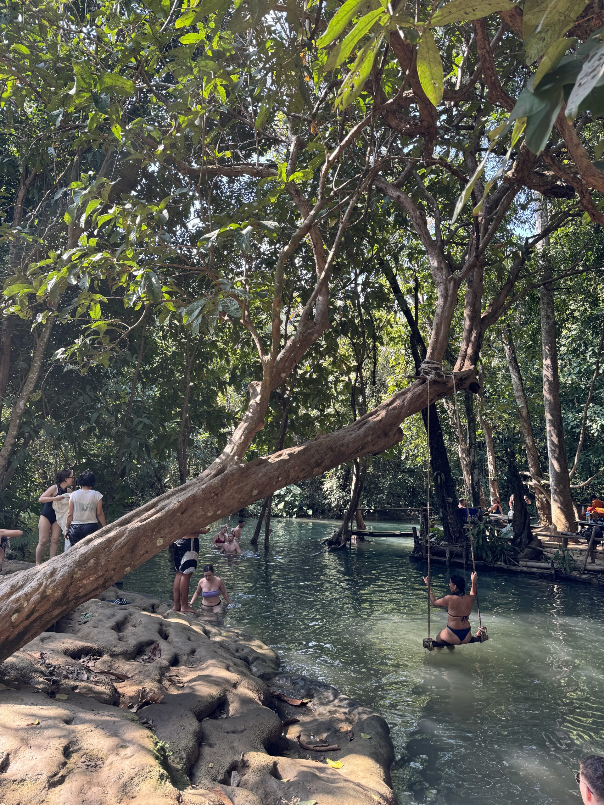 skrytaya laguna vodopada kuang si v laose
