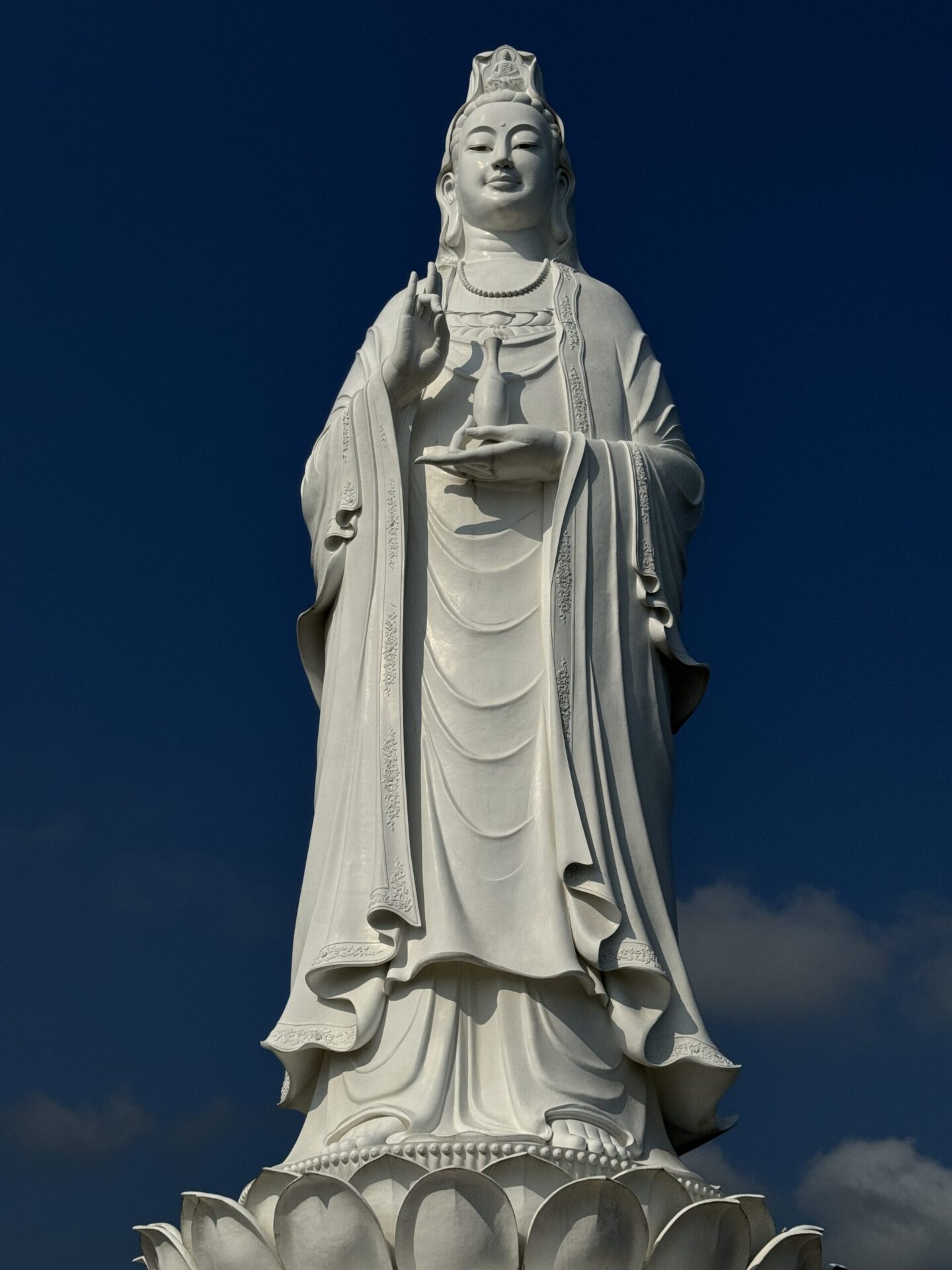 Statuya Ledi Budda v Danange