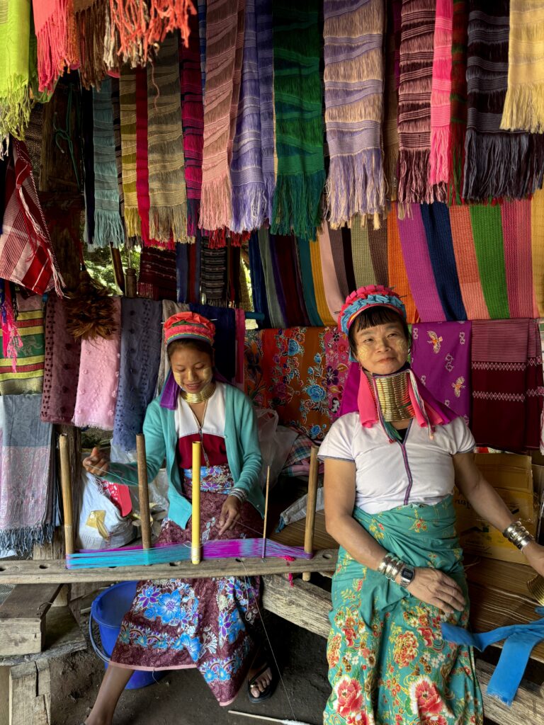 Derevnya dlinnosheih zhenshchin Karen v Chiangmai