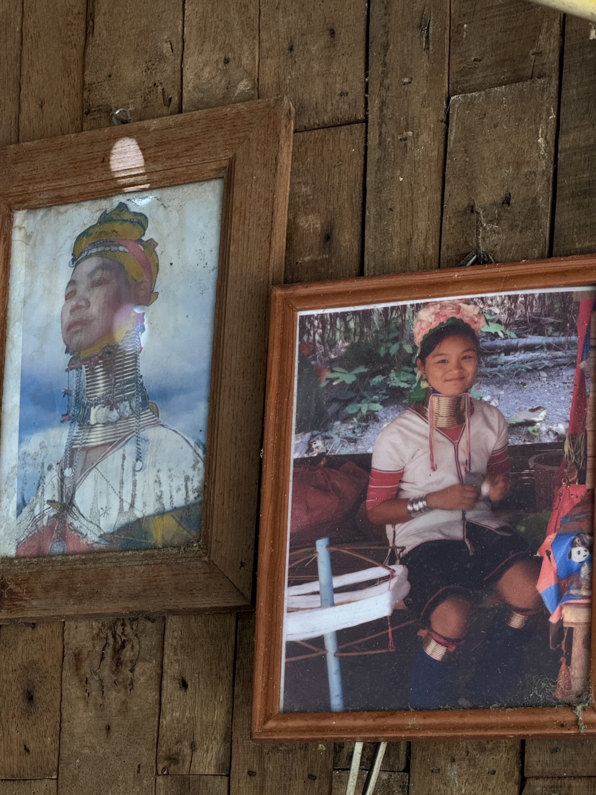 zhenshchiny s dlinnymi sheyami naroda Karen v CHiangmai
