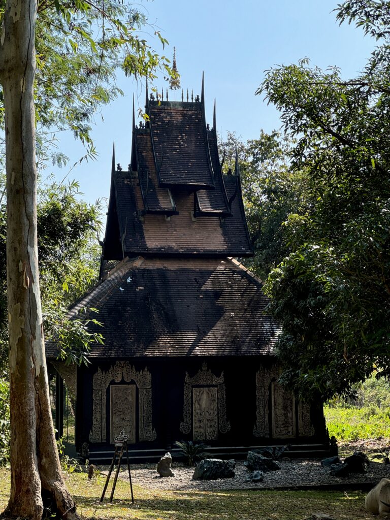 CHernyj hram Baan Dam v CHiangrae