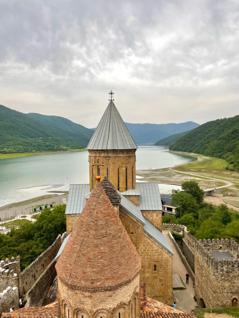 krepost ananuri v gruzii