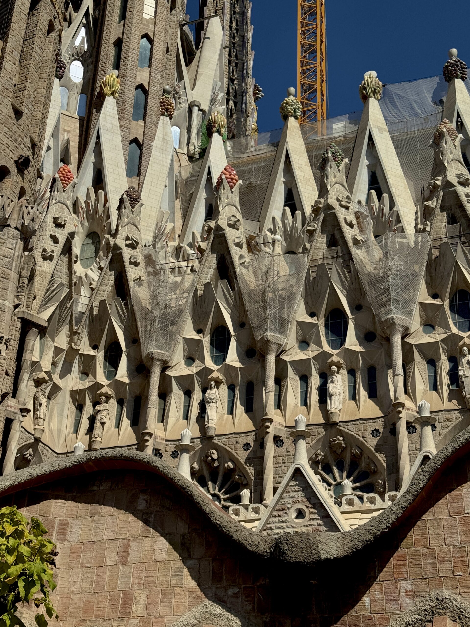 arhitektura-sobora-sagrada-familiya-v-barselone-scaled